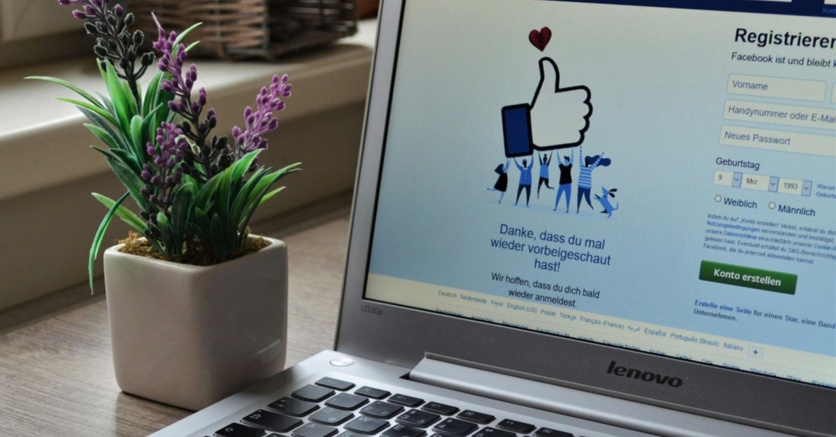 A fotografia mostra um computador com a tela aberta na página inicial do facebook. Uma alusão a uma pessoa que pretende usar o marketplace do facebook.
