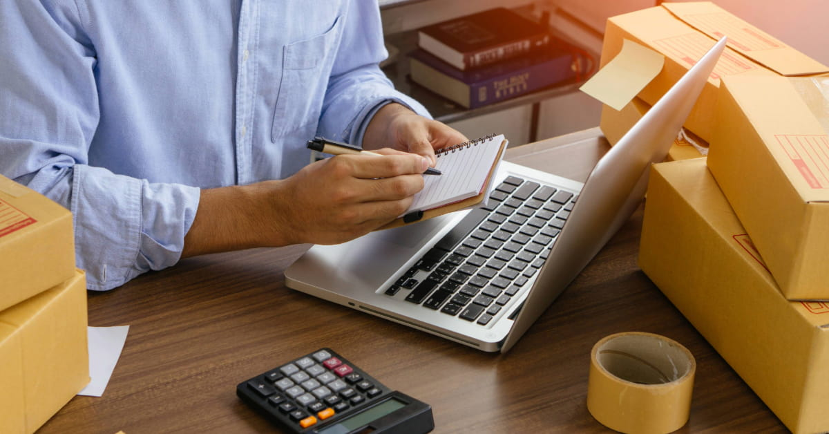 Homem calculando custos simulando integração e gestão do negócio