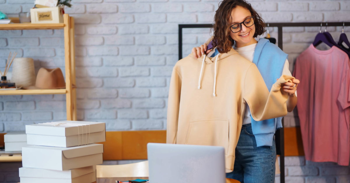 Mulher demonstrando roupas que faz parte de uma das ideias de negócios para empreender