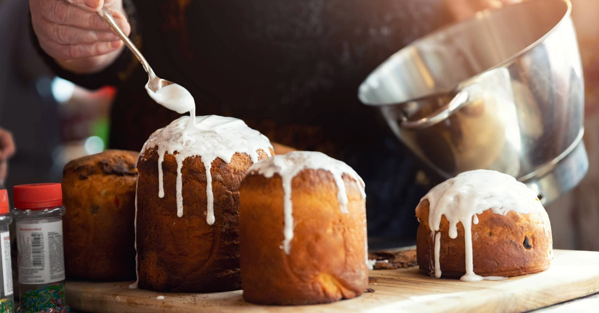 Mulher decorando panetone após concluir receita de como fazer panetone