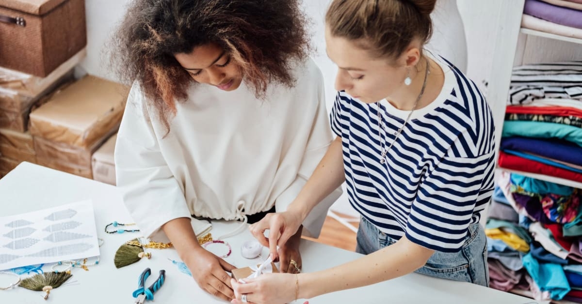 Duas mulheres executando uma das 20 ideias de negócios