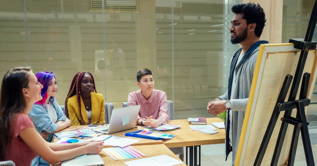 Jovens assistindo cursos para empreendedores