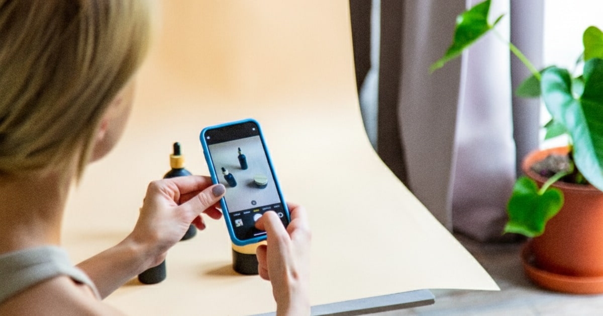 Mulher tira foto de cosméticos representando como tirar foto de produtos para vender