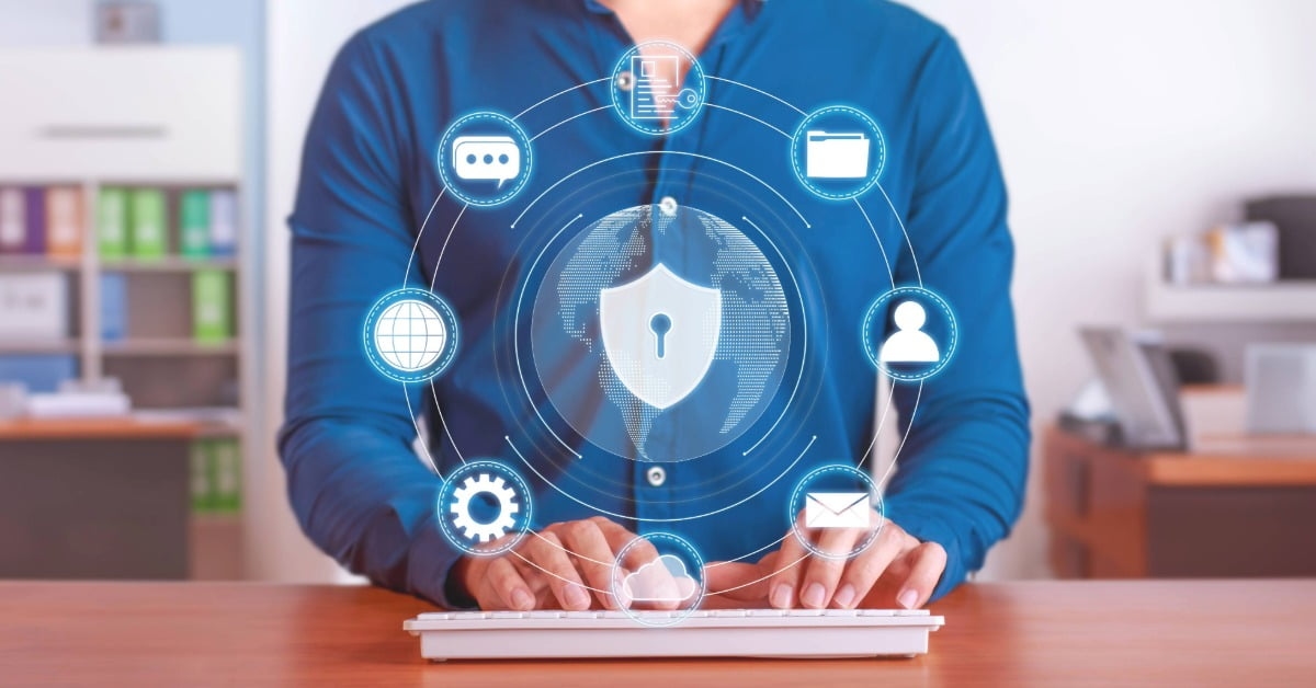 Homem digitando no teclado com ícones ao redor que representam segurança e certificado digital mei