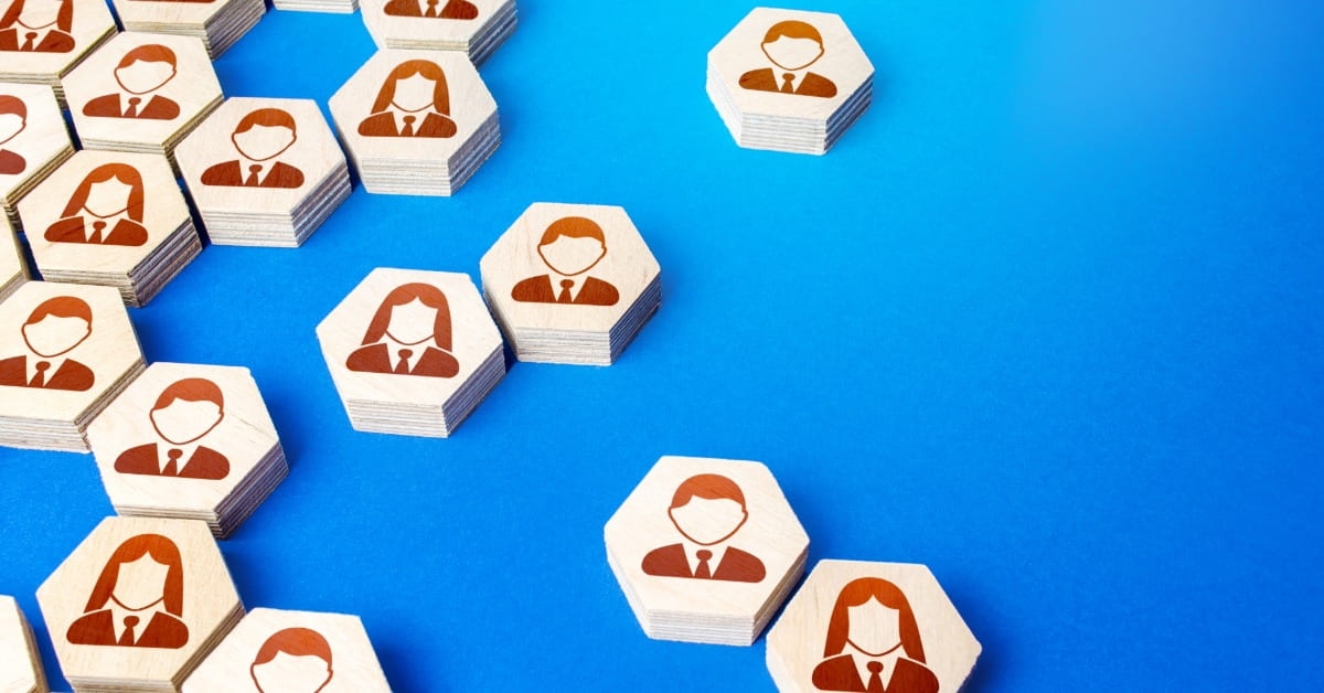 Peças de madeira com personas representam o que é persona