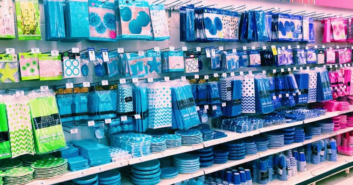 Mix de produtos em prateleira de loja