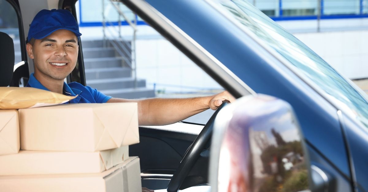 Entregador fazendo entrega de encomendas next day delivery